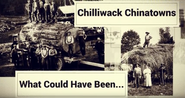Plan fixe montrant des photographies en noir et blanc de travailleurs avec la mention ‘Les quartiers chinois de Chilliwack : ce qui aurait pu se passer….’ le long des angles supérieur droit et inférieur gauche 