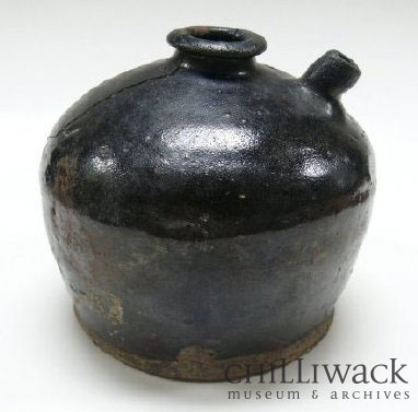 Pot de terre cuite fabriqué à la main avec une ouverture supérieure et un bec court 