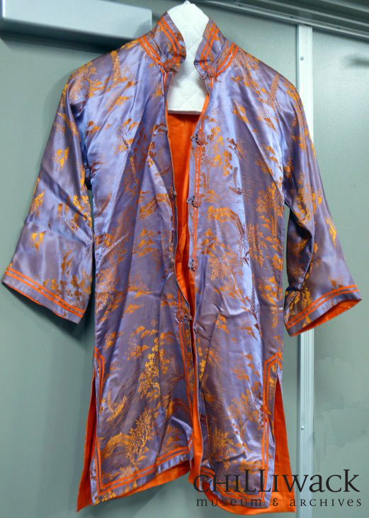 Robe de soie chinoise pourpre et orange ornée de motifs représentant des arbres, des montagnes, un bateau, un pont et une pagode 