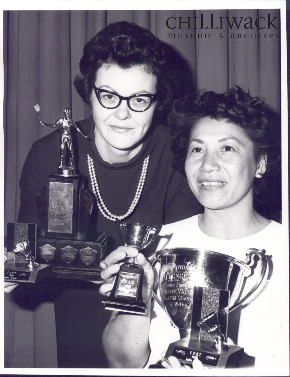 Deux femmes (Dorothy Kostrzewa à droite) tenant des trophées de badminton 