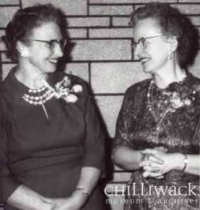 Photo en noir et blanc de Penny Lett et Doreen Bordie McCutcheon debout, côte à côte 