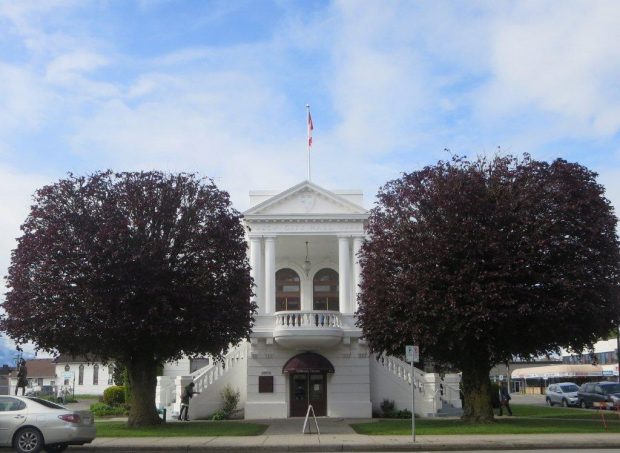 Photographie du Musée de Chilliwack avec deux arbres au premier plan 