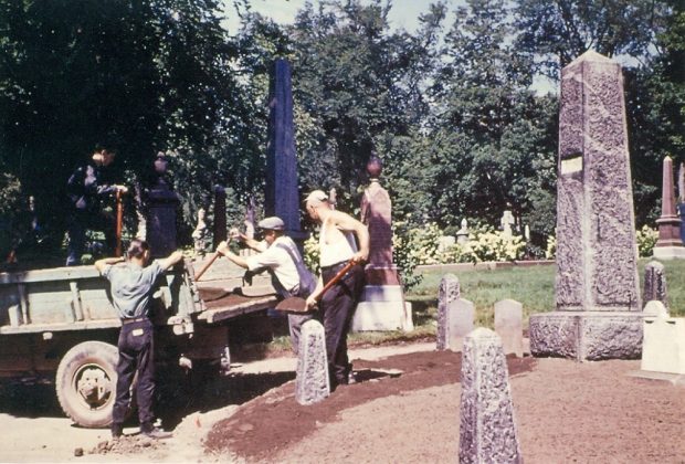 des images en couleur de quatre hommes qui travaillent sur le terrain du cimetière.