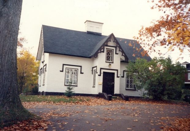 Photo couleur d'une maison blanche entourée de feuillage d'automne
