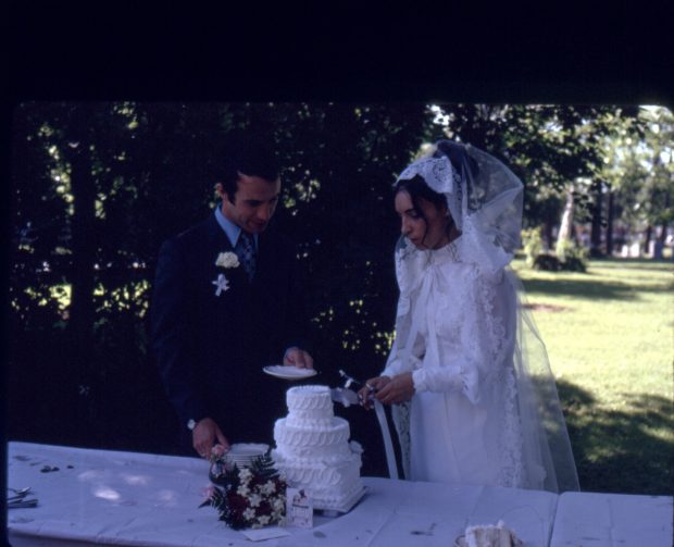 Image colorée d'un homme et d'une femme coupant un gâteau de mariage lors de leur mariage