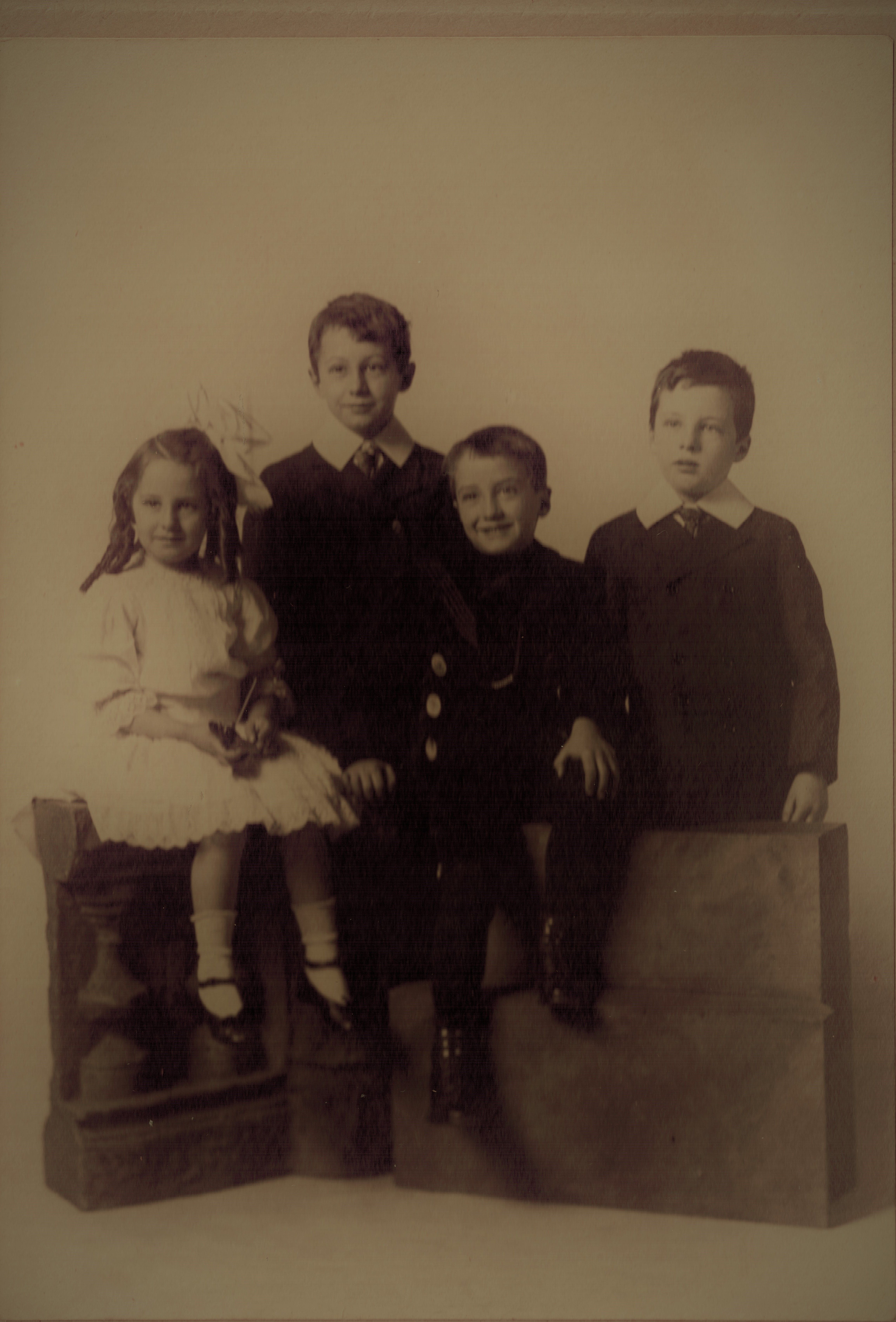 photo couleur sépia de trois enfants dans des photos de famille