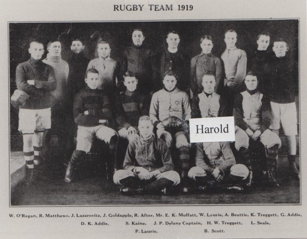 Photo noir et blanc d'un groupe de garçons vêtus de leurs uniformes de sport.