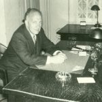 Papa assis à son bureau