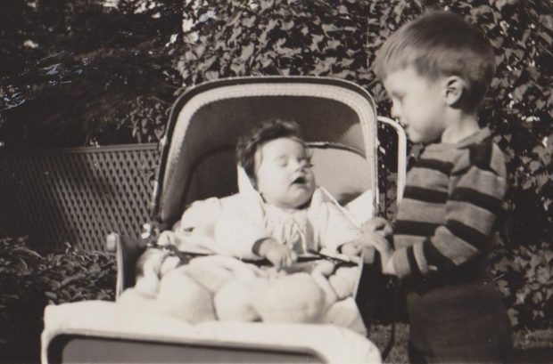 Photo noir et blanc d'un petit garçon et d'un petit bébé dans une calèche