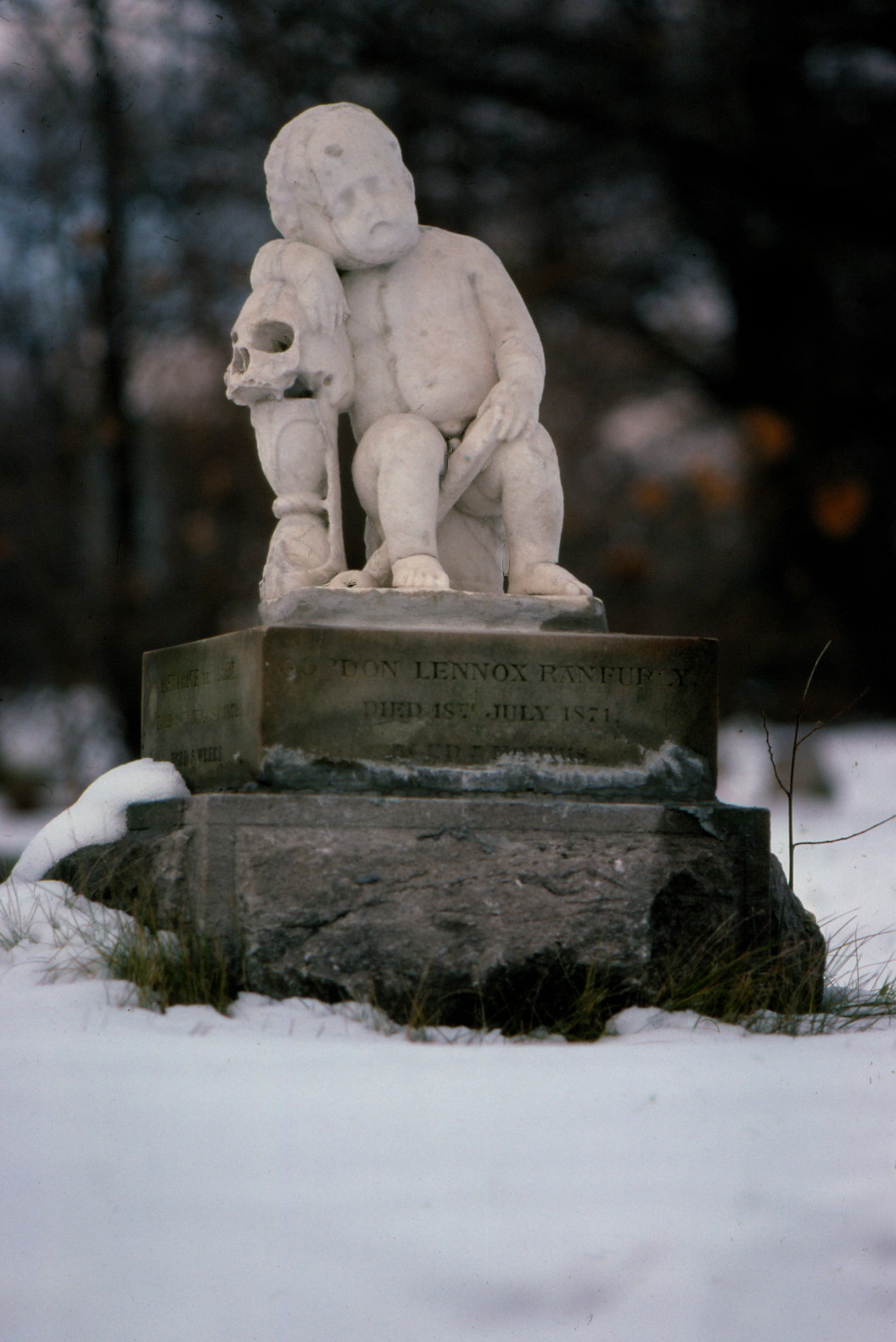 Pierre tombale de bébé en marbre en hiver