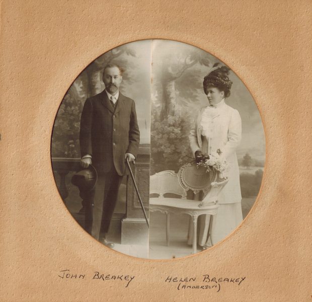 photo en noir et blanc d'un homme et une femme vêtue de leur mieux