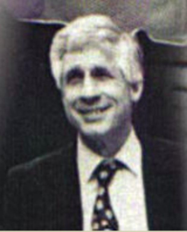 photo en noir et blanc d'un homme souriant
