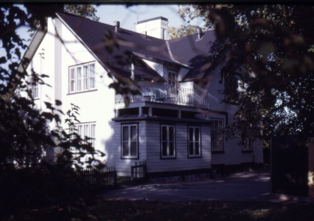 image couleur d'une maison entourée d'arbres