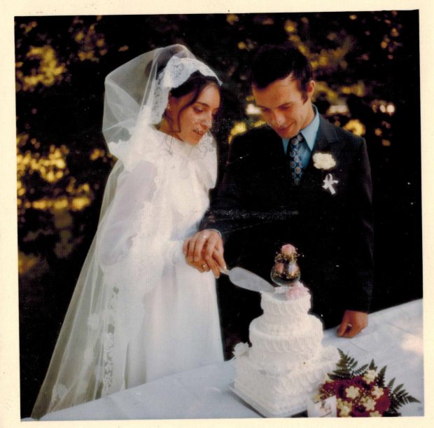 image couleur des femmes et des hommes de coupe un gâteau de mariage