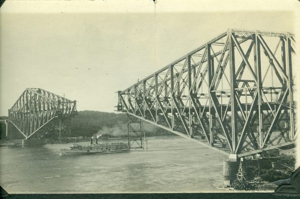photo sépia d'un pont sans travée centrale