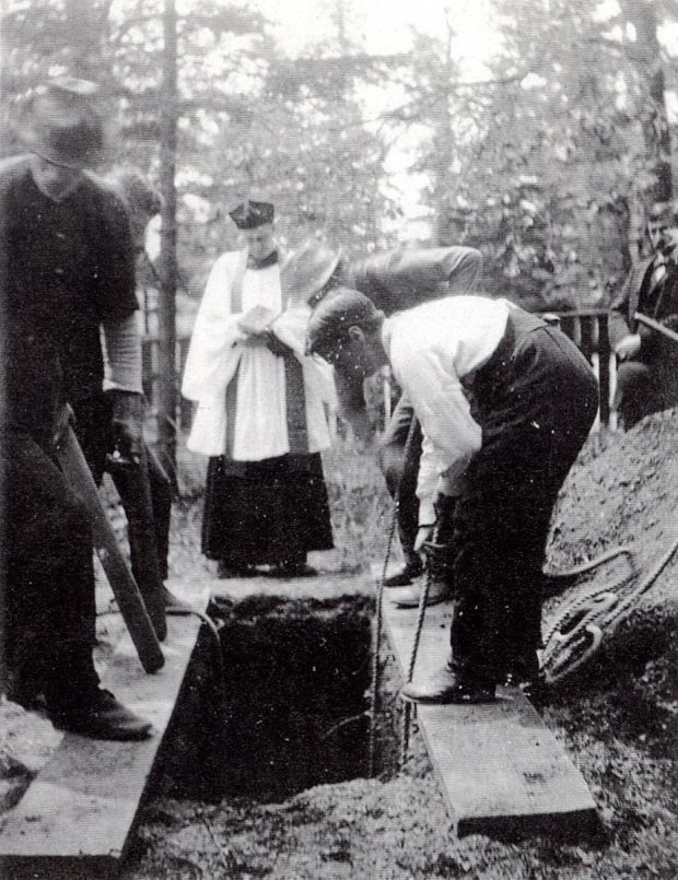 photo en noir et blanc d'un enterrement