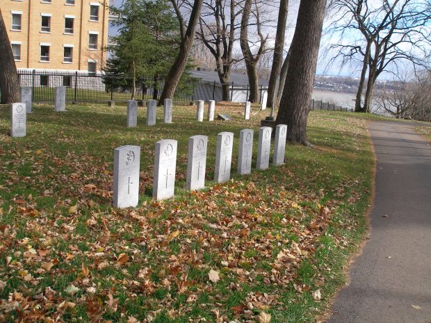 pierre tombale alignée avec les feuilles d'automne tout autour