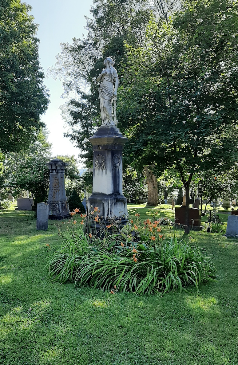 monument statue en marbre extradée par les arbres à l'ombre