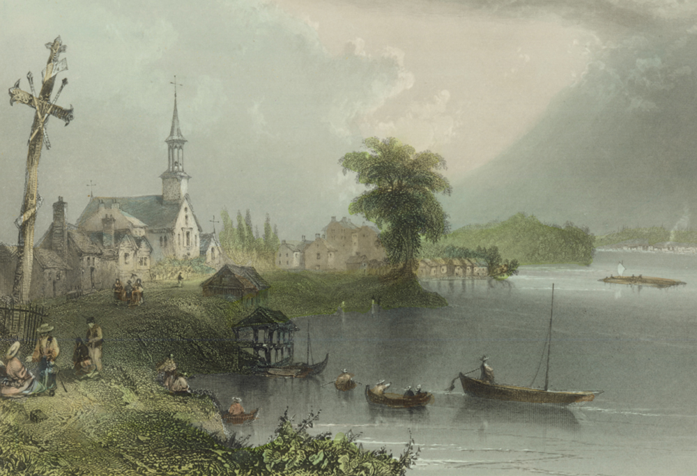 Ancienne aquarelle en couleur sur laquelle on voit une grande croix, une église et des petites maisons en bordure d’un cours d’eau, des personnes accueillent des navigateurs de différentes embarcations qui accostent sur la rive.