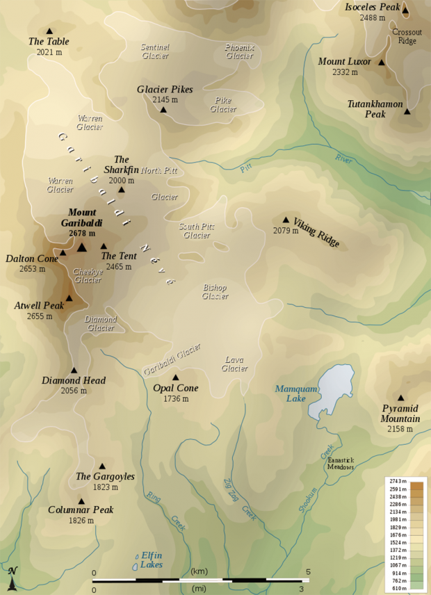 Carte topographique de la région du mont Garibaldi illustrant les vallées, les rivières, les glaciers, les sommets de montagne en se servant de différentes nuances de couleurs.