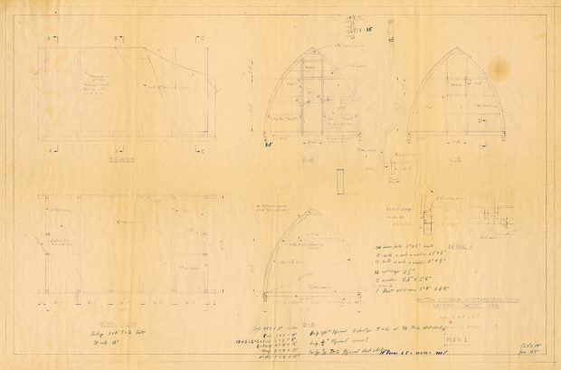 Crayon sur papier, dessin technique du refuge Batzer comprenant le plan, l’élévation et trois sections, y compris les annotations relatives à la modification du modèle d’origine.