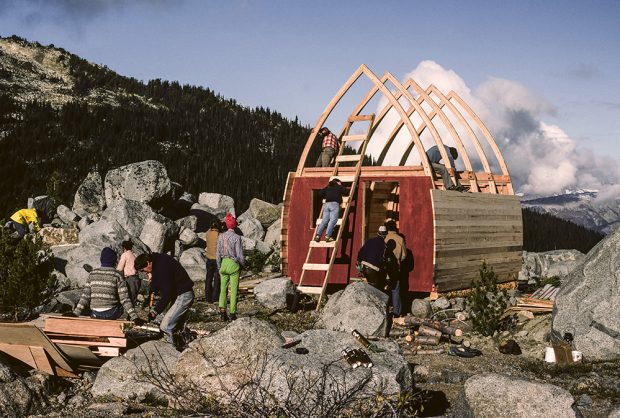 La charpente du refuge est déjà posée et la toiture en voûte est exposée aux intempéries, les membres du club UBC-VOC s’emploient activement à l’ajout du revêtement de l’assemblage à rainure et languette et à l’accomplissement des autres tâches de construction du refuge.