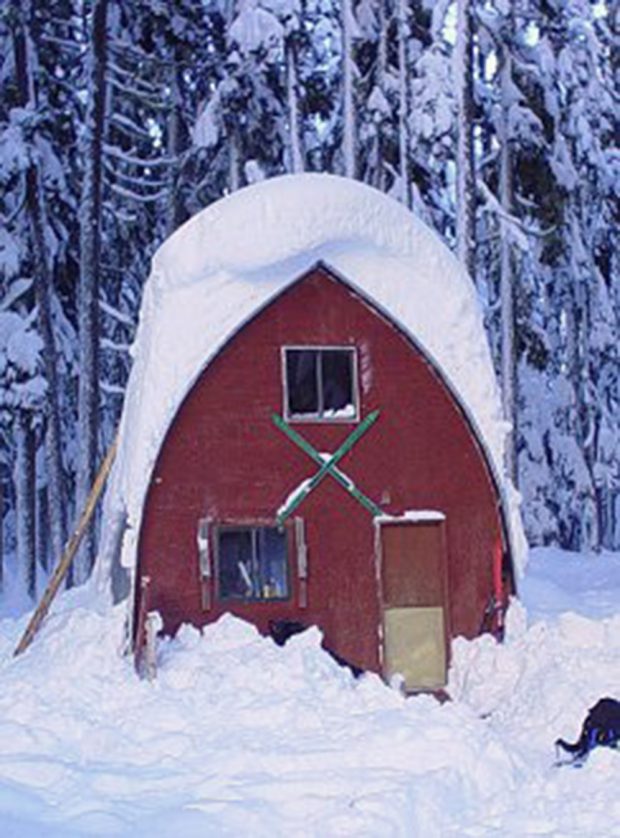 Mur d’extrémité avant du refuge voûté de style gothique filmé pendant l’hiver avant l’exécution des travaux d’entretien et de peinture.