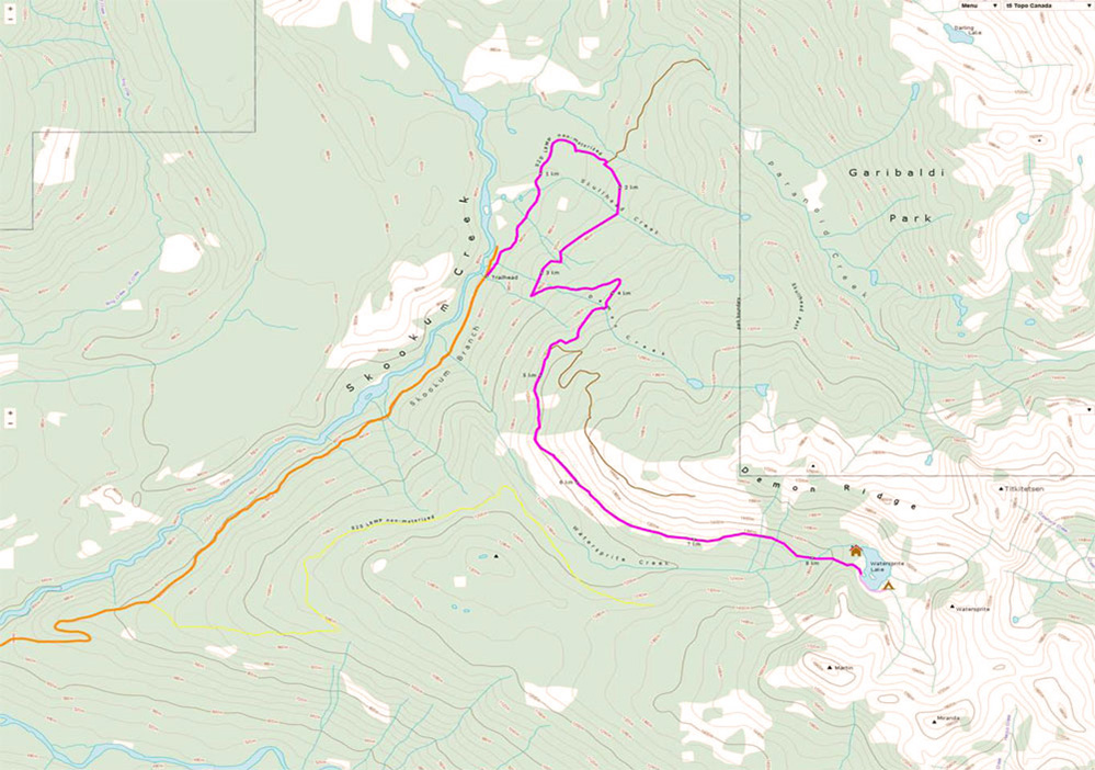 Carte topographique illustrant le tracé du sentier menant au refuge du lac Watersprite surligné en rose.