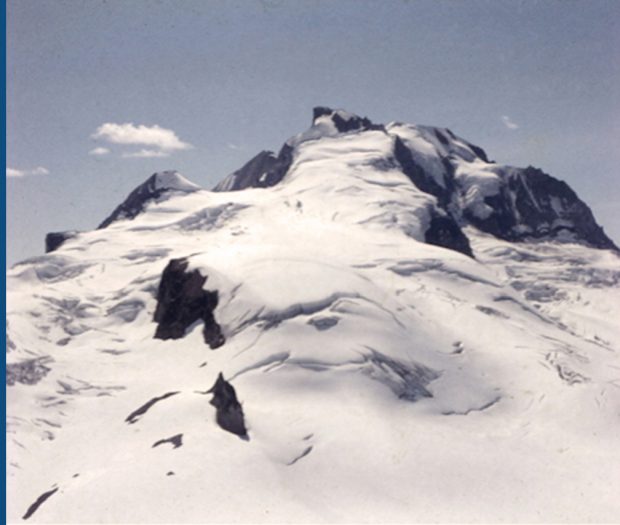 Sommet enneigé du mont Garibaldi, le plus haut du parc provincial. Ciel azur et soleil éclatant au-dessus du sommet enneigé.
