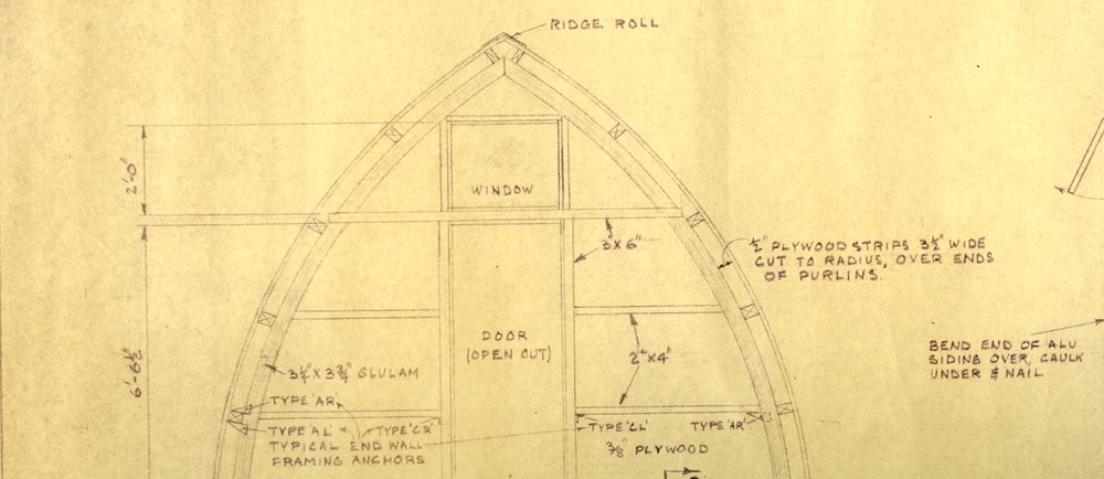 L’encre noire sur le papier illustrant la charpente arquée et les détails techniques requis pour la construction du mur d’extrémité avant du refuge.
