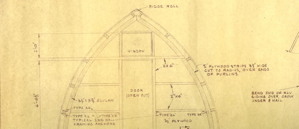 L’encre noire sur le papier illustrant la charpente arquée et les détails techniques requis pour la construction du mur d’extrémité avant du refuge.