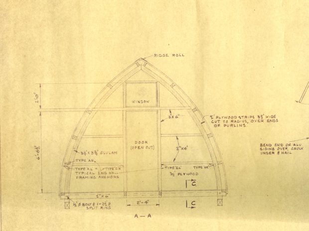 L’encre noire sur le papier illustrant la charpente arquée et les détails techniques requis pour la construction du mur d’extrémité avant du refuge.