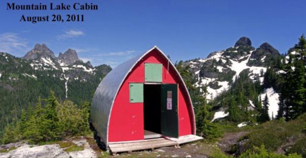 La porte avant du refuge de Lake Mountain est entrouverte, les volets vert pâle sont fermés et le mur d’extrémité avant est à présent peint en rouge vif.