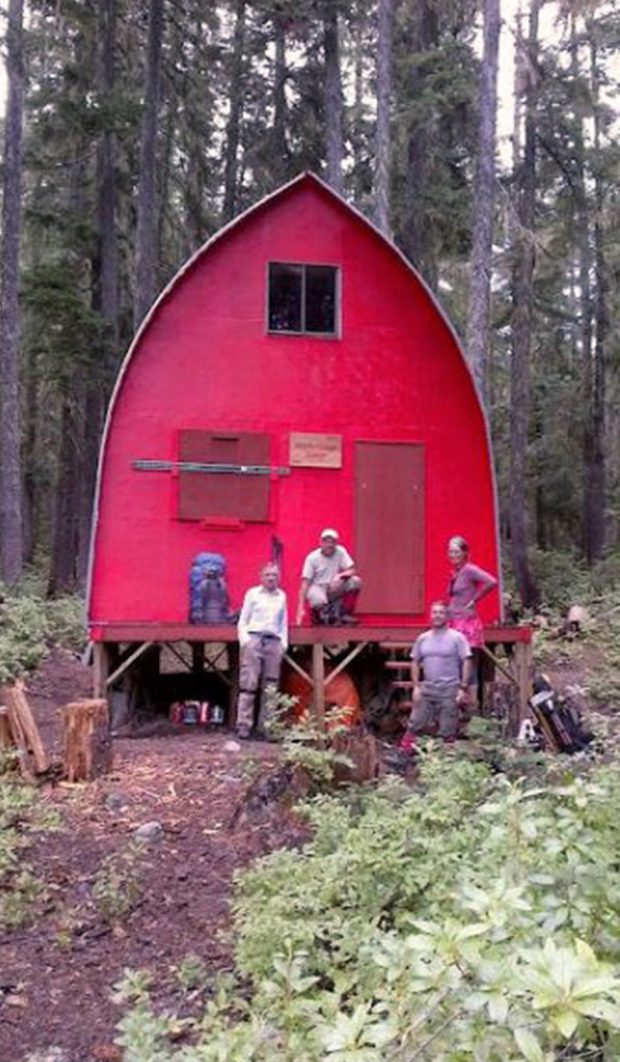 Portrait de groupe des membres du club posant devant le refuge de North Creek après sa rénovation.