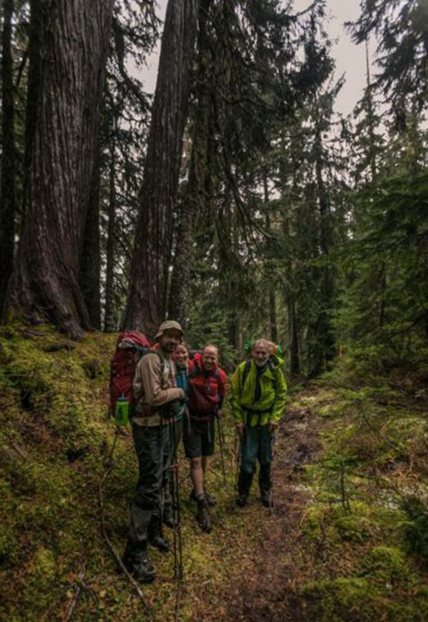 Portrait de groupe des membres du club arpentant le sentier menant au refuge du lac Watersprite.
