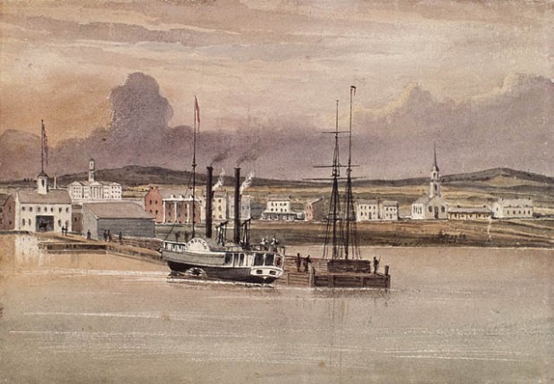Une aquarelle d’un bateau à vapeur avec deux grandes cheminées noires amarré à un quai qui mène à un entrepôt. Il y a d’autres bâtiments, presque tous blancs, en arrière-plan.