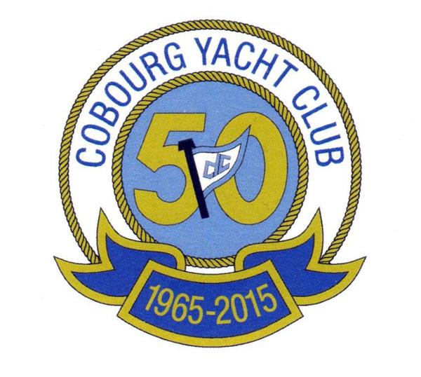 Un logo qui consiste en deux cercles de cordage doré avec les mots « Cobourg Yacht Club » écrits dans l’espace blanc entre les deux. Les années 1965-2015 en chiffres dorés sur fond bleu royal apparaissent au bas, alors qu’un drapeau bleu et blanc cache à peine le chiffre 50 écrit en doré sur un fond bleu ciel au centre.