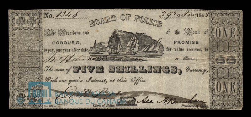 Une photo de couleur sépia d’un billet à ordre de cinq shillings, délivré par « le président du corps administratif de la municipalité de Cobourg » no 1346, daté du 29 mars 1848, avec l’image de trois bateaux à voile et d’un phare, et signé par le président, Asa Burnham.