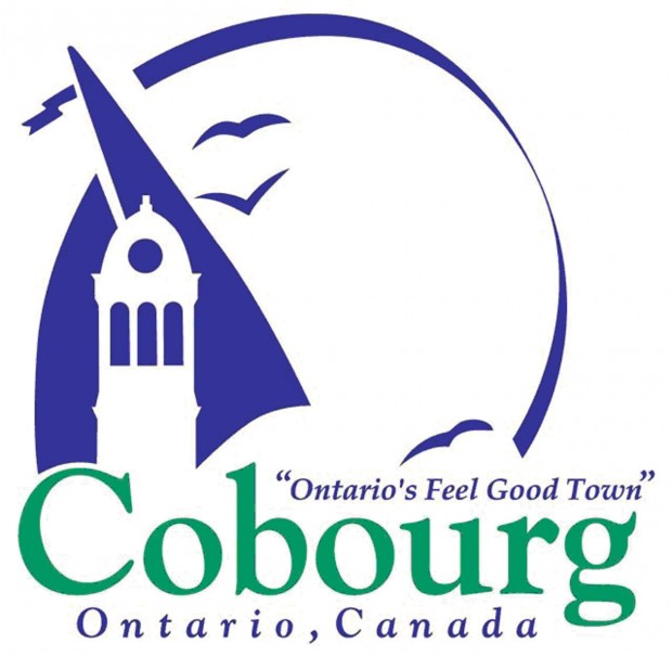 Le mot « Cobourg » apparaît au bas en grosses lettres vertes avec les mots « Ontario, Canada » écrits en bleu juste en dessous. Une voile bleue stylisée sur un fond blanc crée un contraste avec la coupole. La voile et trois oiseaux, également stylisés et bleus, sont entourés d’un ruban bleu en forme de demi-cercle.    