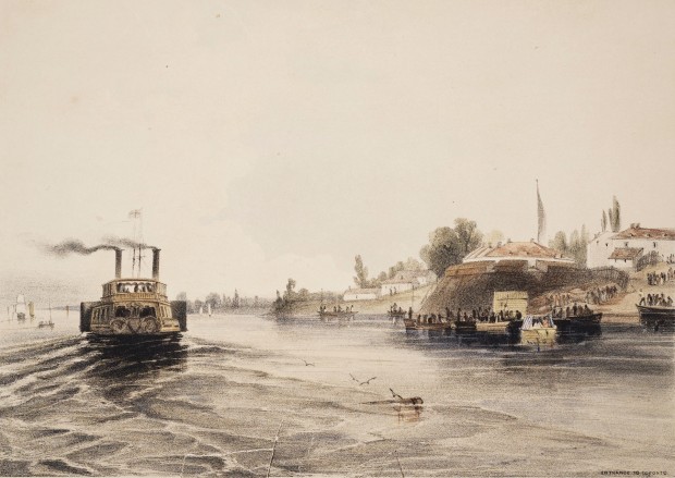 Une peinture au lavis teintée de rose d’un bateau à vapeur avec deux cheminées qui passe une fortification sur la rive droite laissant un sillage derrière lui. 