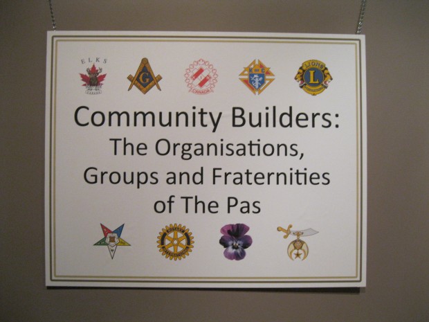 Affiche d'exposition avec un fond blanc, un texte noir et des symboles colorés représentant les groupes de services de l'exposition