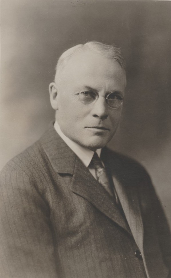 John A. Campbell posant pour un portrait.