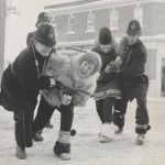 Des Keystone Kops arrêtent des Fur Queens aspirantes, Festival des Trappeurs, v. 1964
