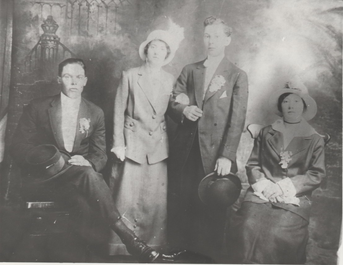 Mariage d’Alfred Lafontaine et Melline Meulles. Ils posent pour la photo avec leurs deux témoins.