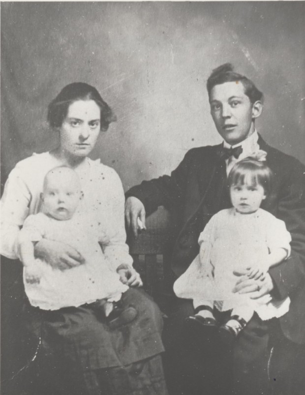 M. et Mme Albert Lafontaine avec Albert et Olive posant pour un portrait de famille. Olive Lafontaine a épousé Erik Wadelius et était la mère de Vaughn Wadelius.