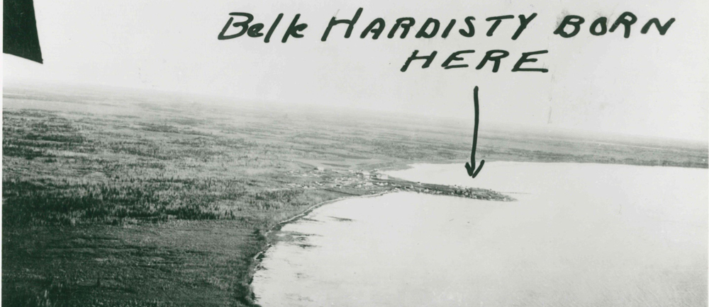 Vue aérienne de Fort Resolution avec texte manuscrit indiquant le lieu de naissance de Belle Hardisty.