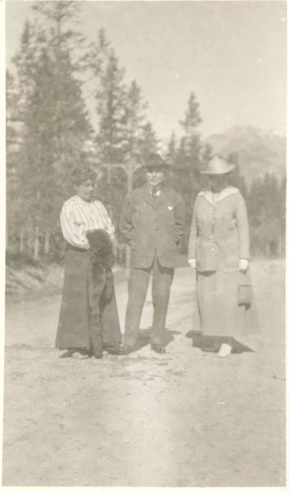 Photo de Belle (à gauche), James (au centre) et de mademoiselle Merritt (à droite) à Banff