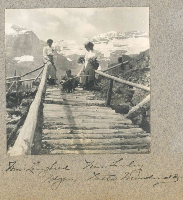Photo d’Isabella (à gauche) sur un pont de Banff avec des amis et son fils Edgar