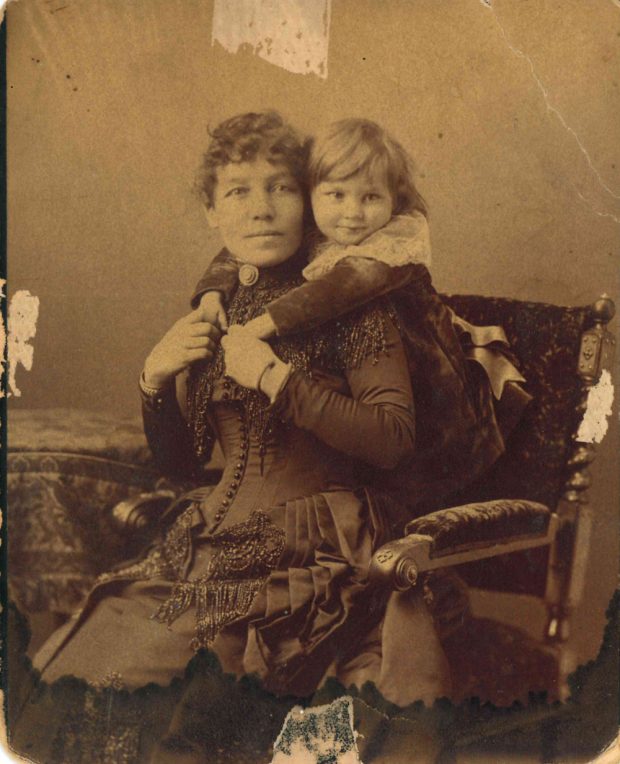 Photo d’Isabella Lougheed et de Clarence, son fils aîné, âgé d’environ deux ans, vers 1887