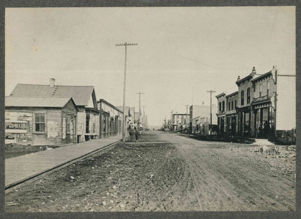 Photo de l’avenue Stephen dans les années 1880 avec maison Lougheed originale : deuxième bâtiment à gauche, avec fenêtre en baie
